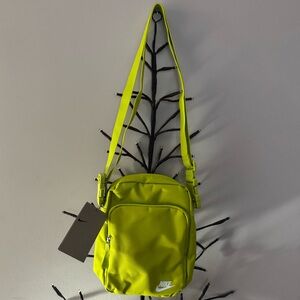 Brand new”NIKE”shoulder bag for women or girls.Size-W-8,5”-x10”inc.Color-lime.💚